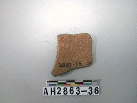 藏品(紅色夾砂素面陶片)的圖片